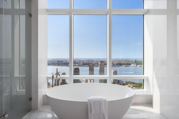 A spa-like bath gets a great view