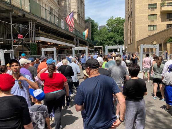 me<em></em>tal detector lines at Sunday's Israeli Day Parade 