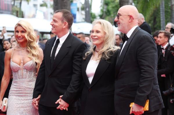 Faye Dunaway with McKinzie Roth, Liam Dunaway O'Neill, and Laurent Bouzereau