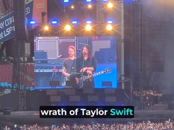 Dave Grohl talking to the crowd at the Foo Fighters co<em></em>ncert 