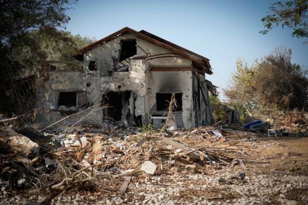 A home destroyed during the attack by Hamas is seen within Kibbutz Be'eri on November 23, 2023 in Be-eri, Israel.. On Tuesday night, Israel and Hamas agreed to a four-day pause in fighting that would entail the release of 50 hostages held in Gaza, as well as 150 Palestinian priso<em></em>ners in Israel. On Thursday, Qatar, who helped broker the truce, announced that it would begin at 7:00 am on Friday the 24th, followed by the release of hostages in the afternoon. According to Israeli authorities, around 240 hostages are being held by Hamas in Gaza after being captured from communities in southern Israel on Oct. 7. (Photo by Christopher Furlong/Getty Images)</p>

<p>　　Families Of Hostages Await News After Israel-Hamas Truce Announcement