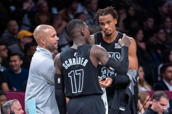 Jordi Fernandez speaks with Brooklyn Nets guard Dennis Schroder (17) and Brooklyn Nets center Nic Claxton (33) in the second half at Barclays Center, Tuesday, Oct. 29, 2024, in Brooklyn, NY.