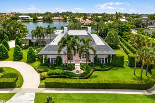 The Florida home also has a pink exterior, though a more subtle one.