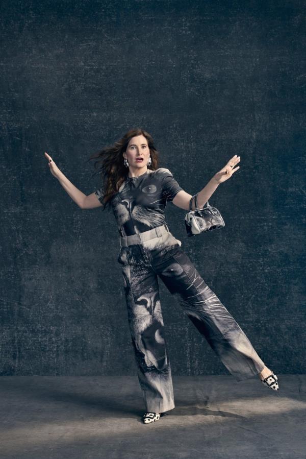 Kathryn Hahn on one foot with a surprised facial ex<em></em>pression.