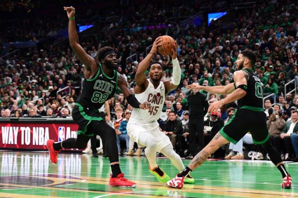 Do<em></em>novan Mitchell drives to the basket between Neemias Queta (left) and forward Jayson Tatum during the Cavaliers' loss to the Celtics.