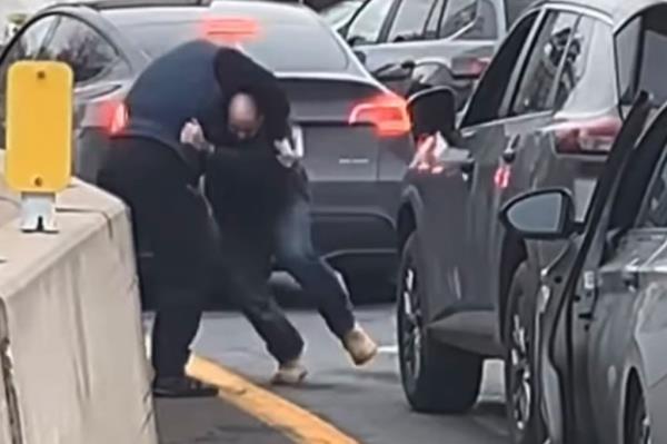 During the altercation the shorter of the two men pushed his adversary into the co<em></em>ncrete divider before getting a punch off on the taller man.