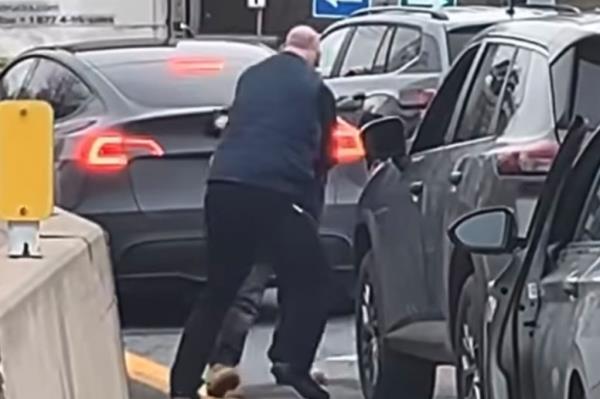 The brawl eventually made its way to the left lane wher<em></em>e one of the parked cars blocked the view of the two men.