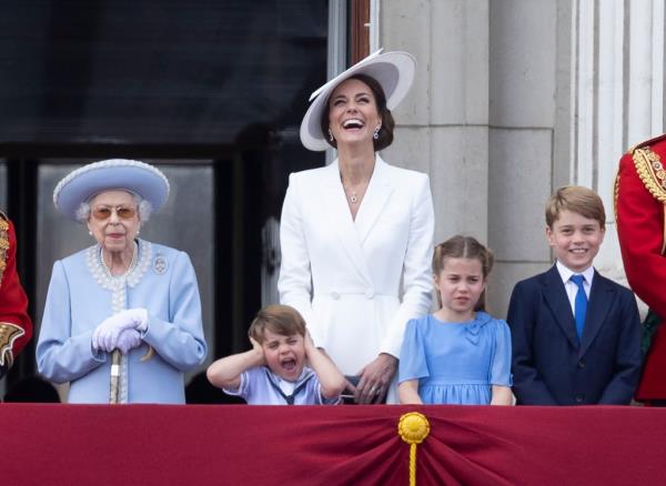 Queen Elizabeth watches the flypast with Kate Middleton and her kids, Prince Louis, Princess Charlotte and Prince George during the Trooping the Colour parade in Lo<em></em>ndon on June 2, 2022.