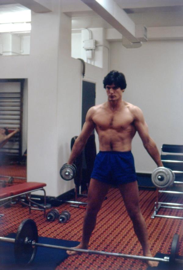 Christopher Reeve lifting weights. 