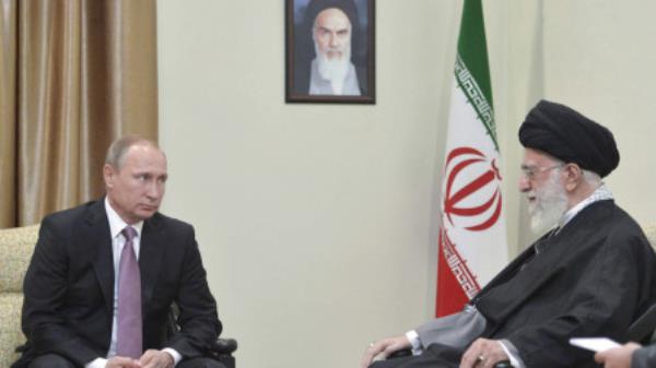 Russia's President Vladimir Putin (L), who arrived to attend the Gas Exporting Countries Forum (GECF), meets with Iran's Supreme Leader Ayatollah Ali Khamenei in Tehran, Iran, November 23, 2015. REUTERS/Alexei Druzhinin/Sputnik/Kremlin/File Photo