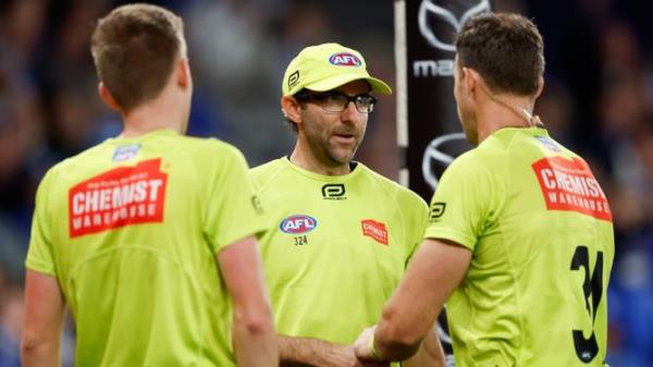 The umpires co<em></em>nsulted before deciding the ball should be thrown in