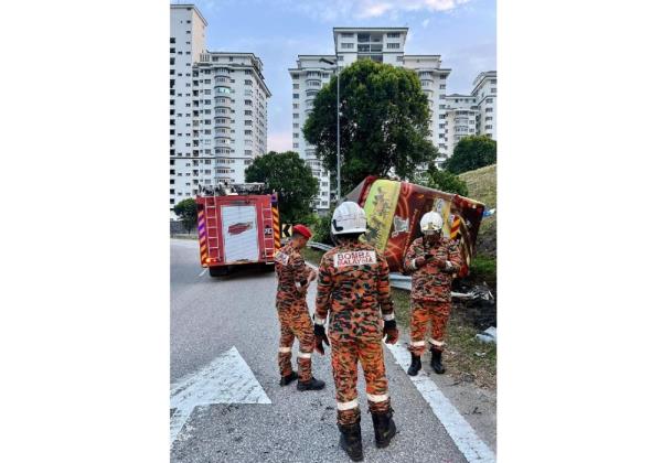 Express bus crashes into road divider after Jalan Duta Toll Plaza, seven sustain light injuries