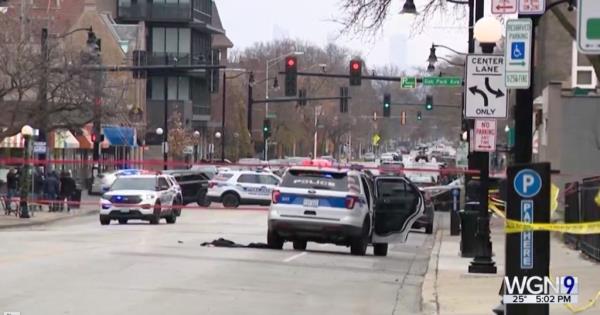 Reddins and other officers initially respo<em></em>nded to the 1000 block of Lake Street around 9 a.m. and spotted the gunman leaving a Chase Bank, police said.