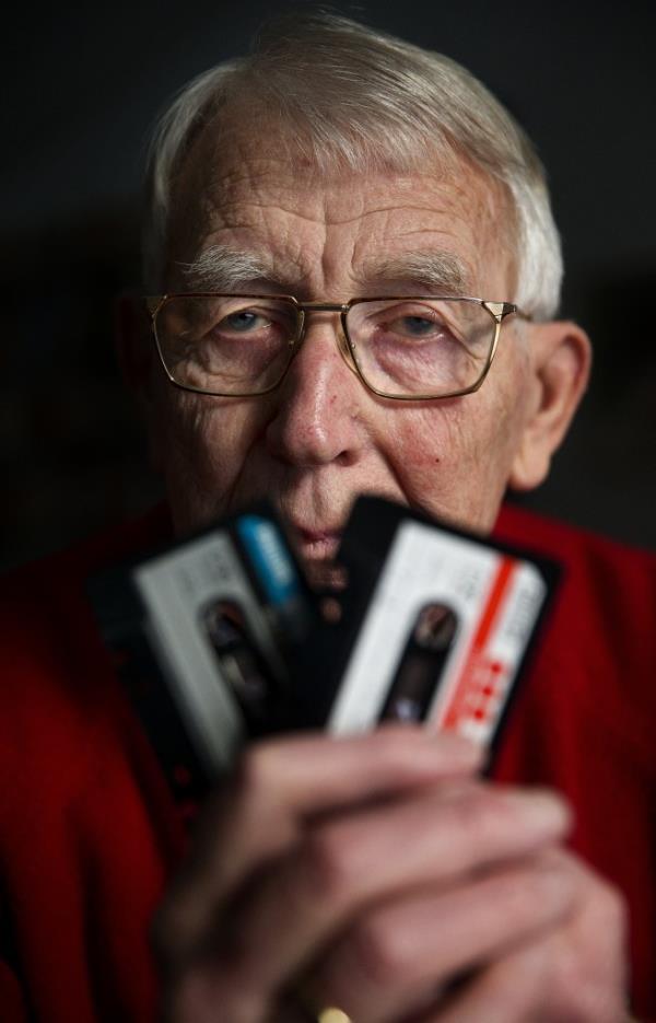 Lou Ottens holding cassettes