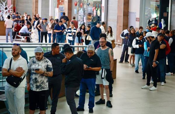 Mexicans waiting in line to vote.