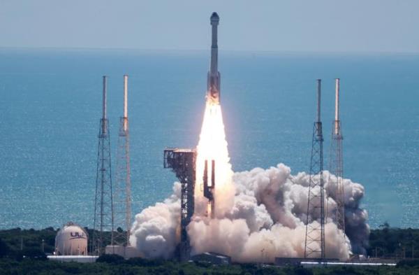 Long-duration space flights mean astro<em></em>nauts lose one to two per cent of their bone mass each mo<em></em>nth and can suffer lasting physical and mental side effects, including fluid on the brain, dizziness, depression and heart failure.</p>

<p>　　