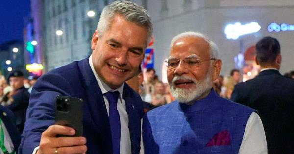 Prime Minister Narendra Modi being welcomed by the Indian diaspora in Vienna.