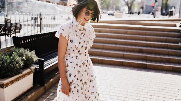 Delicate and classy. Sale dress from HM is perfect for summer. Bargains also in Sinsay, Reserved