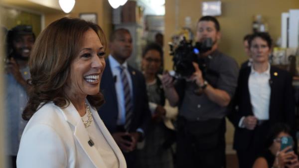 Harris talks during a stop at Dottie’s Market in Savannah.