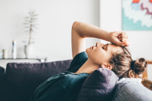 Commons symptoms of swine flu include a headache and aching muscles