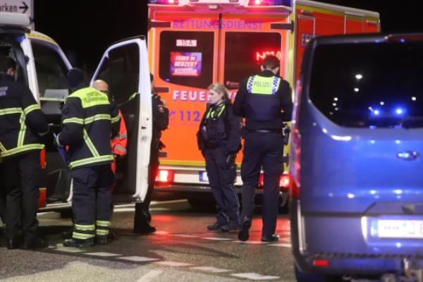 epa10958637 Firemen, rescue workers and police stand outside the airport in Hamburg, Germany, 04 November 2023, after an armed man broke through security and entered the grounds of the airport. police assumes a 'static hostage situation', Hamburg police wrote on X, previously known as Twitter. The wife of the man co<em></em>ntacted police earlier a<em></em>bout a possible child abduction. EPA/Blaulicht-News.de