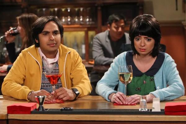 Kunal Nayyar and Kate Micucci on The Big Bang Theory.