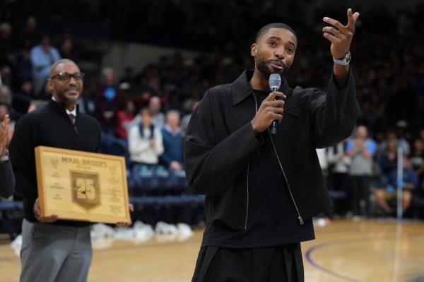 Villanova crowd after havin<em></em>g his number retired by the school during a halftime ceremony.