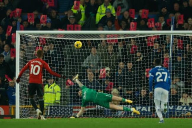 Marcus Rashford’s penalty doubles Manchester United’s lead.