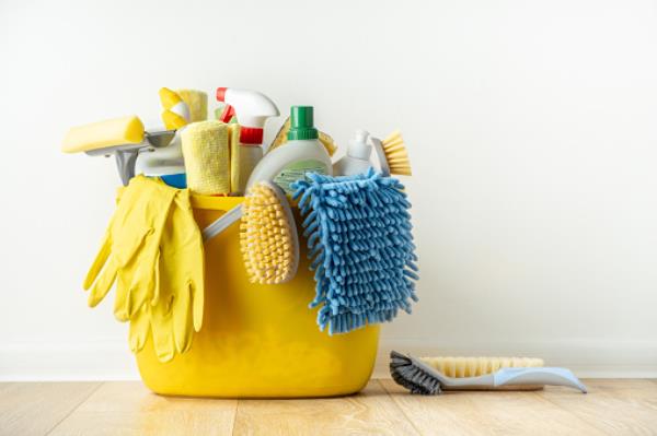 To clean your window properly you need to dust them before spraying them
