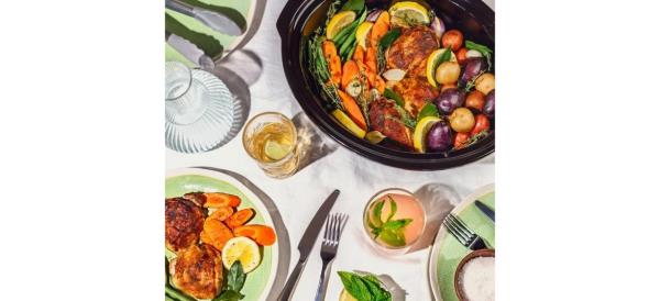 Top view of Beautiful 6 Qt Programmable Slow Cooker co<em></em>ntaining food on table